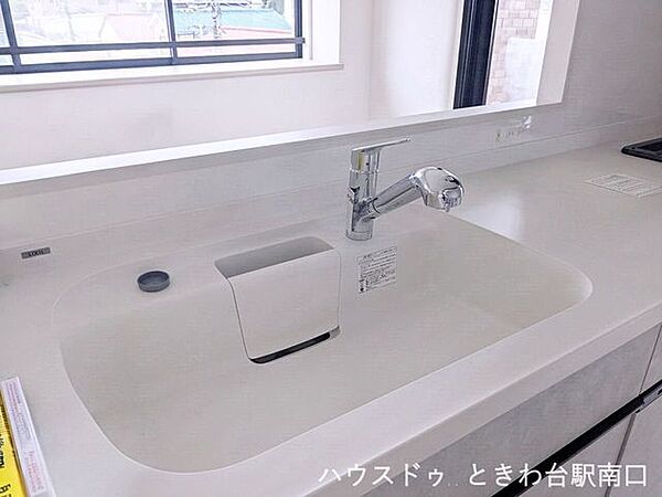 ワークトップと美しく調和する清潔感のあるシンクです。シャワー引き出し式の水栓を備えており、大きな鍋の洗浄やシンクのお手入れも手軽に行えます。