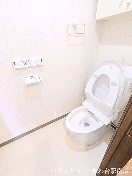 清潔感のある温水洗浄便座付きのトイレです。壁紙には柔らかな花柄を採用し、落ち着いた空間を演出。リノベーションにより水回り設備も一新され、日々の生活を心地よくサポートいたします。