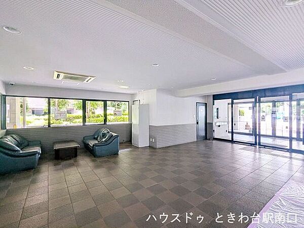 広々としたタイル敷きのエントランスロビーは、開放感のある造りです。手入れが行き届いた清潔感のある空間が、住まう方や訪れる方を心地よく迎え入れてくれます。