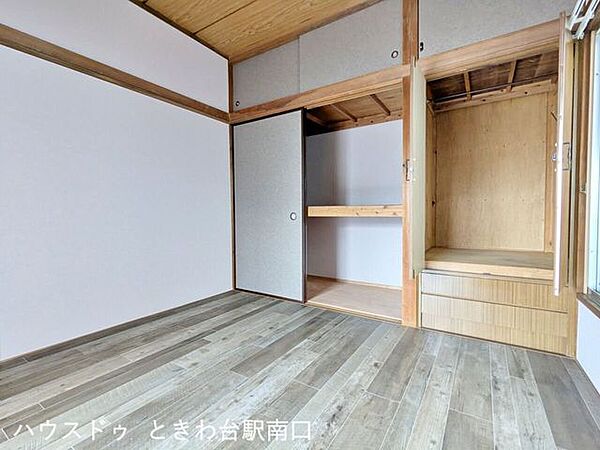 押入れと造り付け収納を備えた、収納力のある洋室です。寝具や季節用品、衣類などを用途ごとに整理しやすく、居住スペースをすっきり確保。木の温もりを感じる落ち着いた空間です。
