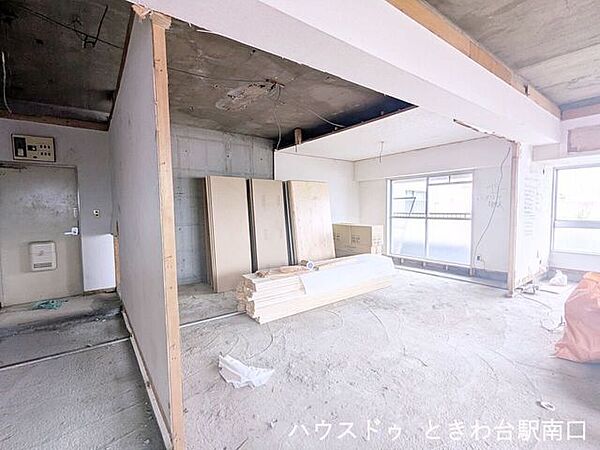 構造から見直す徹底したリノベーションを実施中です。67.09平米のゆとりある空間を活かし、現代のライフスタイルに合わせた2SLDKの間取りへと丁寧に作り替えています。