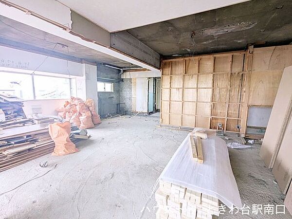 広々としたLDKを中心に、家族が自然と集まる間取りへと刷新されます。システムキッチンやユニットバスも新設され、毎日の家事がスムーズになる機能的な住まいに仕上がります。
