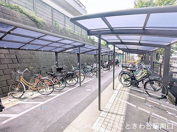 大切な自転車を雨から守る、ゆとりある屋根付き駐輪場。整理された区画により、スムーズな出し入れが可能な使い勝手の良い設計です。