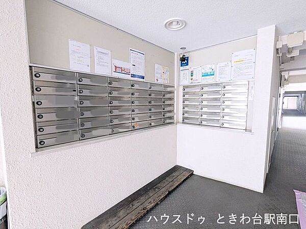 整理されたダイヤル式のメールボックス。居住者のプライバシーに配慮し、使い勝手の良い配置となっています。清掃も行き届いた清潔な空間です。