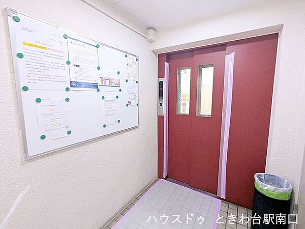 掲示板には管理組合からのお知らせが適切に掲示され、情報の透明性を確保。住み心地を追求する管理体制の良さが感じられる共用部です。