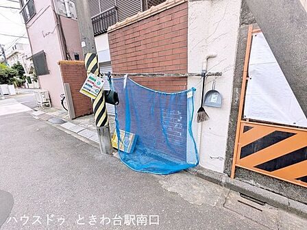 近隣には図書館や公園、体育館などの公共施設が充実しています。生活の利便性だけでなく、休日のリフレッシュや学びの場も身近にある、豊かな住環境が魅力です。