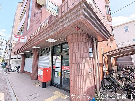板橋徳丸三郵便局手紙や荷物の発送をはじめ、貯金や保険のお手続きまで幅広く対応しています。地域のみなさまの暮らしを支える身近な郵便局として、丁寧なサービスでお応えいたします。 330m