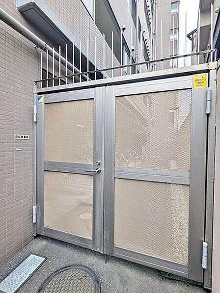 階段がアクセントとなったファサードが美しい建物裏手。しっかりとした管理体制が伺える佇まいです。