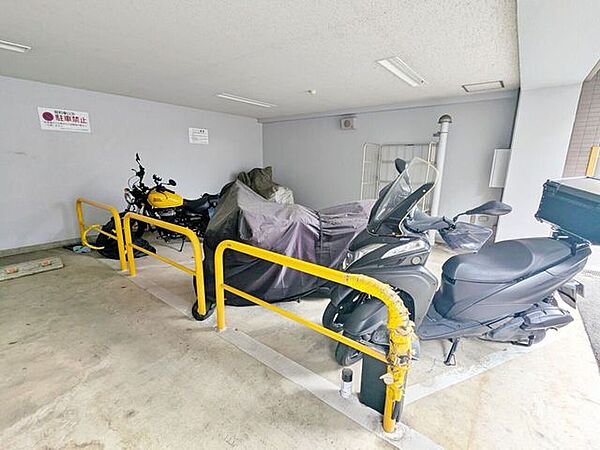 敷地内に屋根付きのバイク置き場完備。大型バイクも安心して停められ、雨風からしっかりと守られます。