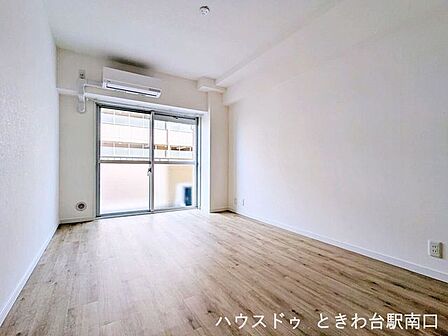 南東向きバルコニーに面した明るい約6.5畳の洋室です。新規エアコンを設置済みで、主寝室として快適にお使いいただけます。