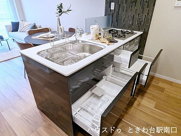 スライド引き出し式のキャビネットは、奥の物まで見やすくスムーズに取り出せます。調理道具もすっきり収納可能です。