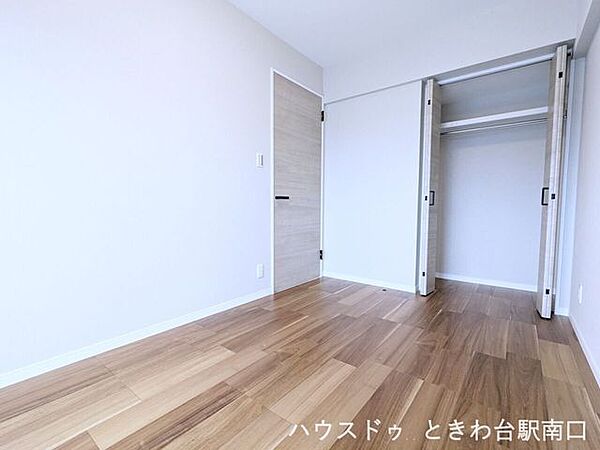 洋室約4.7帖には大型クローゼットを設置。居室空間をすっきり広く使える機能的な間取り設計となっています。