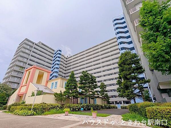 手入れされた植栽と明るいカラーリングの建物が、訪れる方を迎えます。