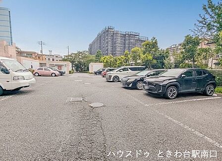 敷地内にはゆとりのある車路と平置き駐車場が配置され、運転や駐車がスムーズに行える設計。来客用駐車場も備わっています。