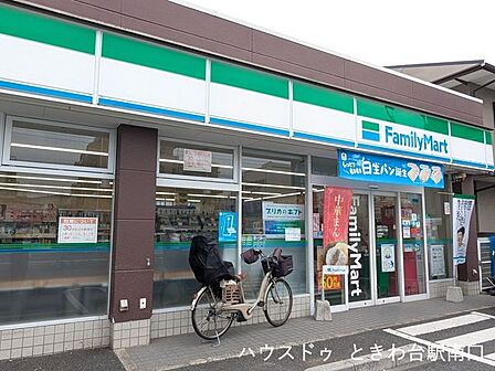 ファミリーマート 上板橋三丁目店日用品や食品がそろい、ATMや宅配サービスも利用できる便利な存在。ちょっとした買い物や急な用事にも頼れる心強いお店です。 320m