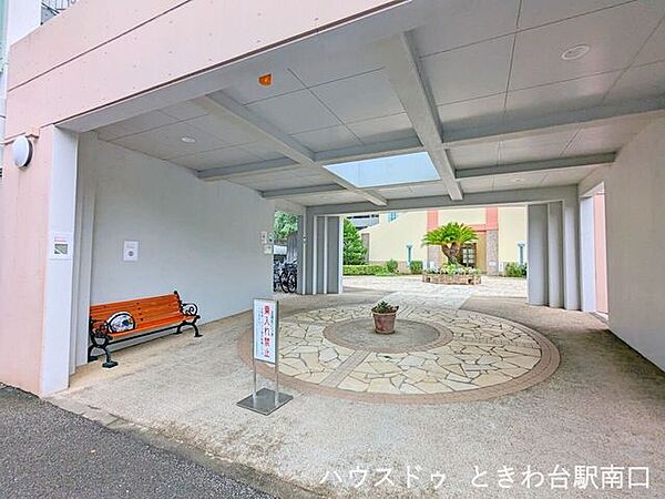 エントランスと駐車場・駐輪場をつなぐスペース