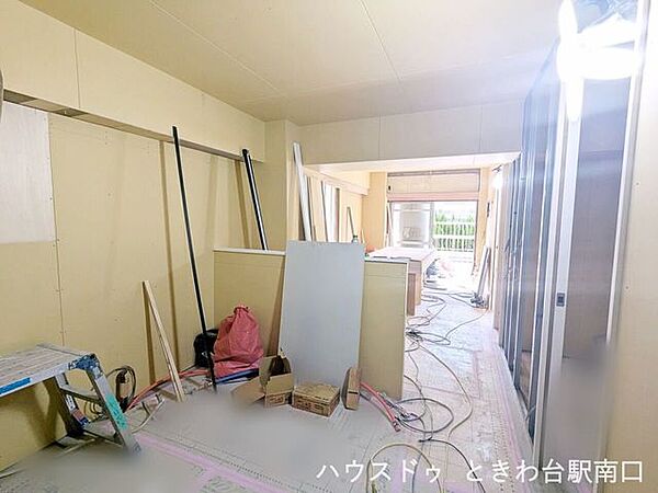 家族の団らんが広がる約13.0帖のLDK空間。フルリノベーションによって設備や内装が一新され、快適な暮らし心地を実現します。