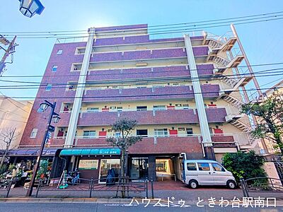 外観：「東武練馬」駅徒歩5分の平坦なアプローチ。駅前にはイオン板橋があり、徒歩圏内に生活利便施設が充実した暮らしやすい住環境です。