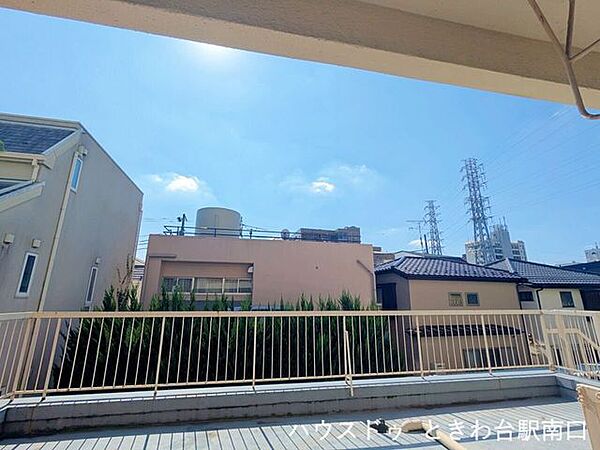 バルコニーからの心地よい青空と眺望。周辺は落ち着いた住宅環境が広がり、のびやかで開放的な暮らしが叶います。