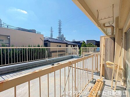 青空が広がるバルコニーからの眺望。心地よい陽光と爽やかな風を感じながら、日々の暮らしにゆとりをもたらしてくれる空間です。