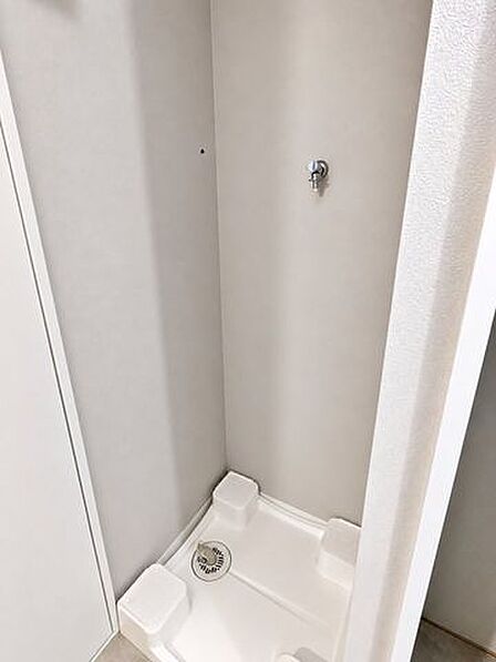 扉の内側に洗濯機置き場を確保。家事の動線と生活感の収まり方にも注目していただきたいポイントです。※2026年11月上旬改装完工予定。現況優先。