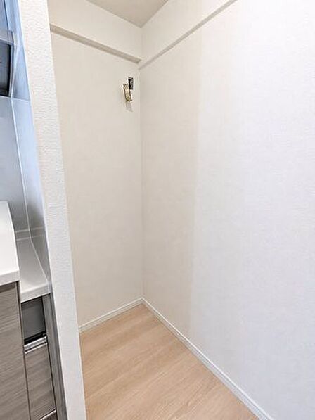 洗面スペース脇の空間。棚やワゴンの置き方を工夫して、自分に合う家事動線を考えていただきたい場所です。※2026年11月上旬改装完工予定。現況優先。