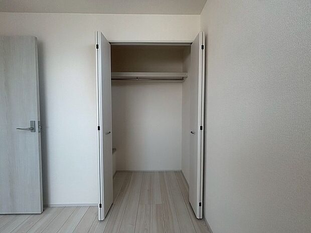 無駄のないシンプルな空間設計が、日々の暮らしに心地よい静けさと整った調和をもたらします。