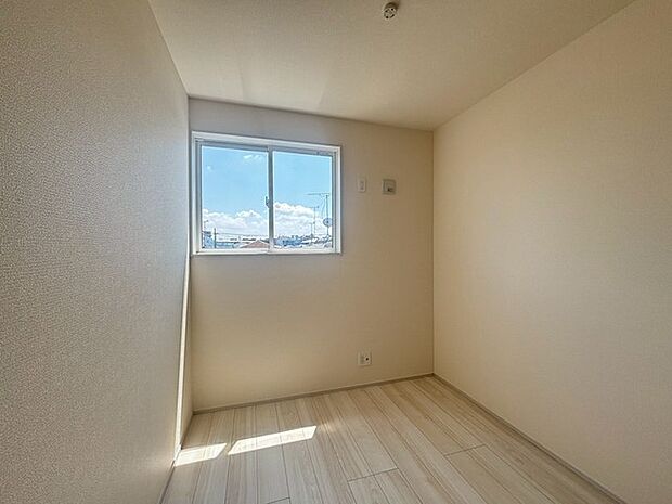 窓からの景色が日々の暮らしに心地よい開放感をもたらし、住まう人の個性を彩る穏やかなプライベート空間です。