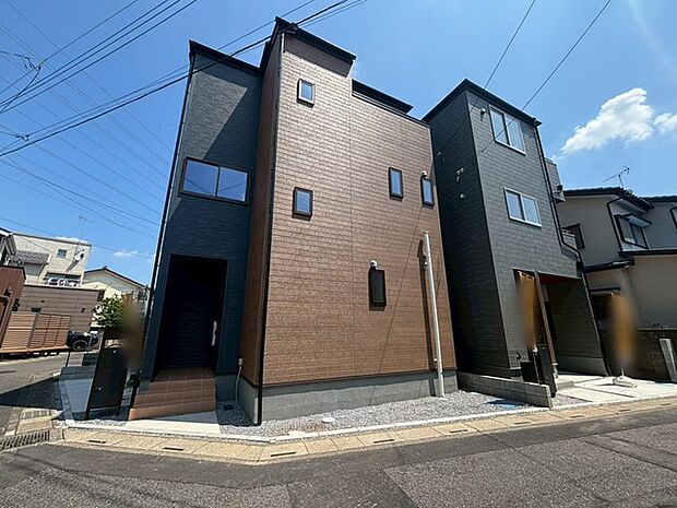 落ち着いた色合いの素材が重なり合い、洗練された佇まいが街並みに静かな調和をもたらしています。