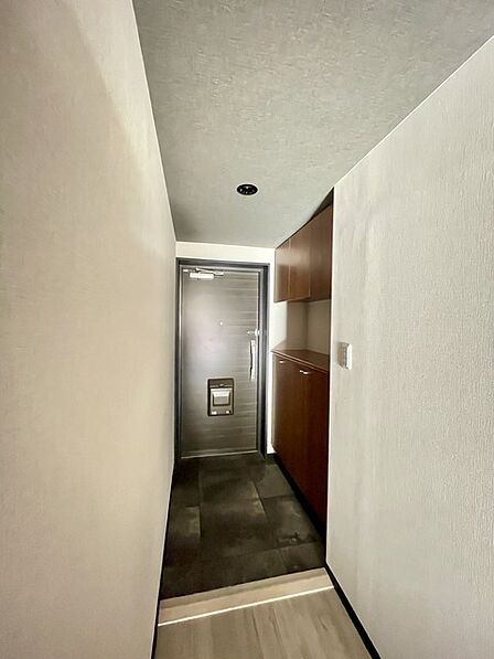 玄関 すっきりとした玄関スペース。 収納があり、来客時も整った印象を保てます。