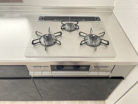 ガスコンロ 複数口のガスコンロを設置。 同時調理が可能で、日々の料理に便利です。