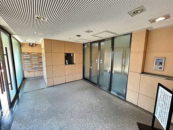 エントランス 管理の行き届いたエントランス。 居住者や来訪者を落ち着いた雰囲気で迎えます。