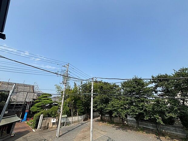 大きく広がる空と豊かな緑が調和し、日々の暮らしに穏やかな落ち着きと安らぎをもたらす心地よい景観です。