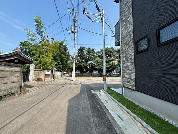 歴史ある趣と現代的な建築が調和し、穏やかで静かな時間が流れる落ち着いた住環境です。