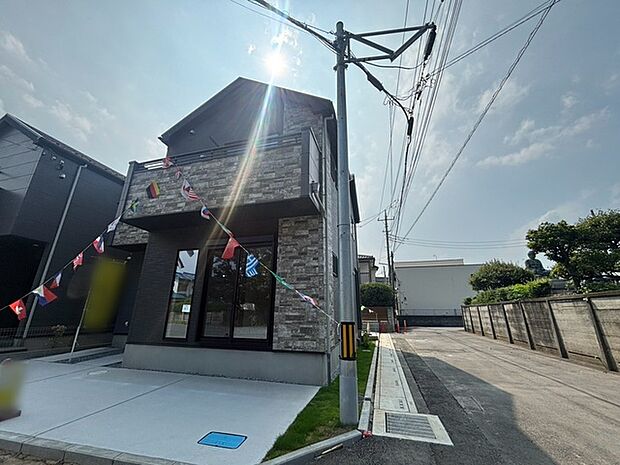 素材の質感が重厚なコントラストを描き、街並みに洗練された佇まいを添える端正な外観デザインです。