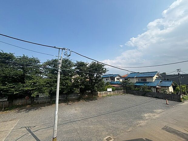 空が広く見渡せる開放的な環境で、穏やかな時間が流れる落ち着いた立地です。