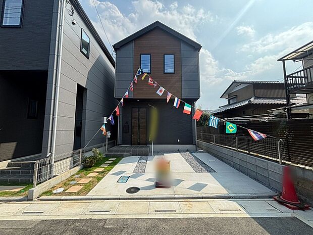洗練されたシャープなフォルムと落ち着いた色調が、街並みの中で確かな存在感を放ちます。