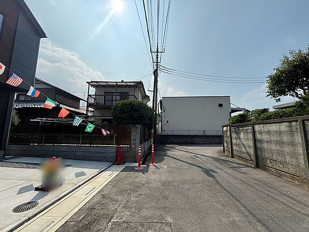 空が広く開放的な空気感に包まれ、静かな日常の気配が漂う穏やかな周辺環境です。
