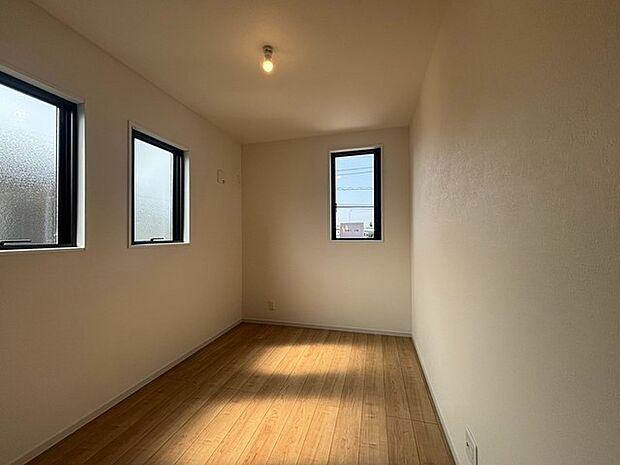 無駄な装飾を削ぎ落としたシンプルな空間は、静かな時間を過ごすための心地よい場所としてお使いいただけます。