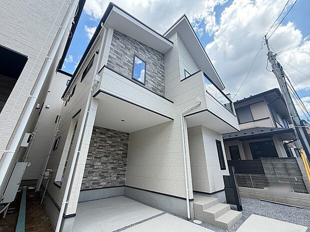 洗練された異素材の組み合わせが印象的な、モダンで落ち着きのある佇まいの住まいです。