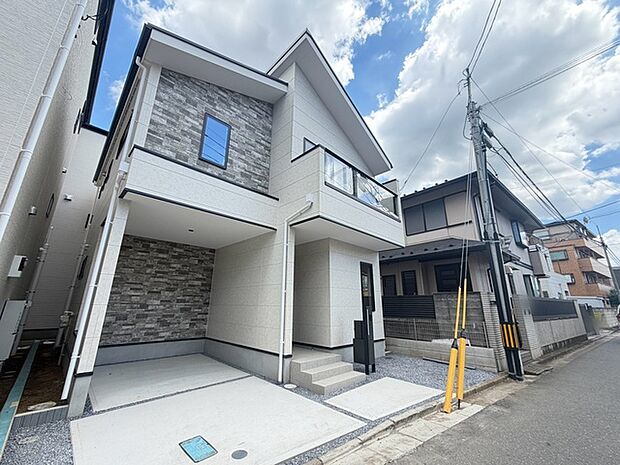 洗練されたデザインと落ち着いた質感が調和し、住まうほどに愛着を感じさせるモダンな佇まいです。
