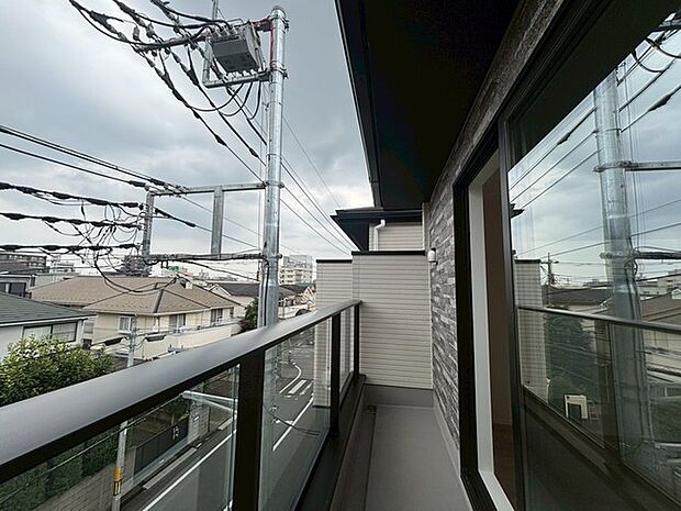 周辺の街並みを穏やかに見晴らす、心地よい静けさが漂う開放的なスペースです。