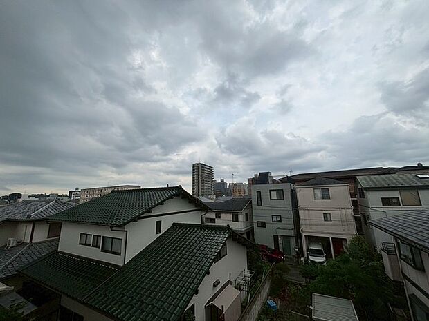 街並みを静かに見下ろすことができる、穏やかで落ち着いた日常の風景が広がっています。