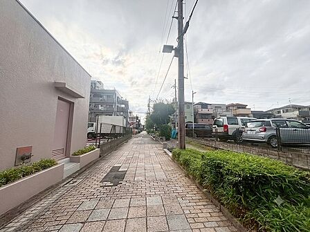 日常の景色に溶け込む、落ち着いた住宅街の静かなアプローチが日々の帰路を穏やかに包みます。