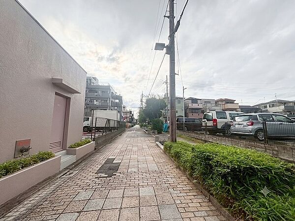 日常の景色に溶け込む、落ち着いた住宅街の静かなアプローチが日々の帰路を穏やかに包みます。