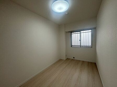 無駄を削ぎ落としたシンプルな空間は、住まう人の個性を静かに受け入れる懐の深さを備えています。
