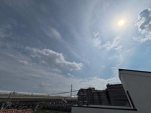 空が広く見渡せる開放的なロケーションで、街の日常を穏やかに感じながらゆったりとした時間を過ごせます。
