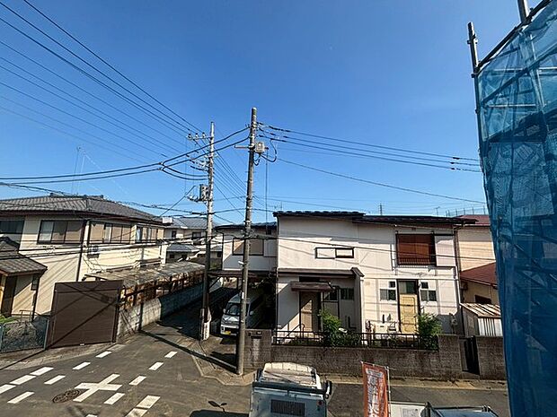 空が広く開放的な景色が広がり、穏やかで落ち着いた時間が流れる住環境です。