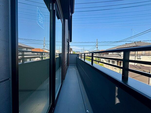 澄み渡る青空が心地よく広がり、プライベートなひとときを穏やかに過ごせる開放的な屋外空間です。
