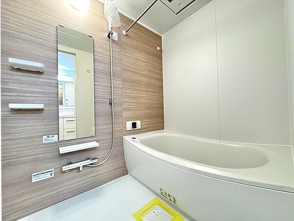 木目調の温かみが心地よい、日々の疲れをゆったりと癒やす落ち着いた空間。